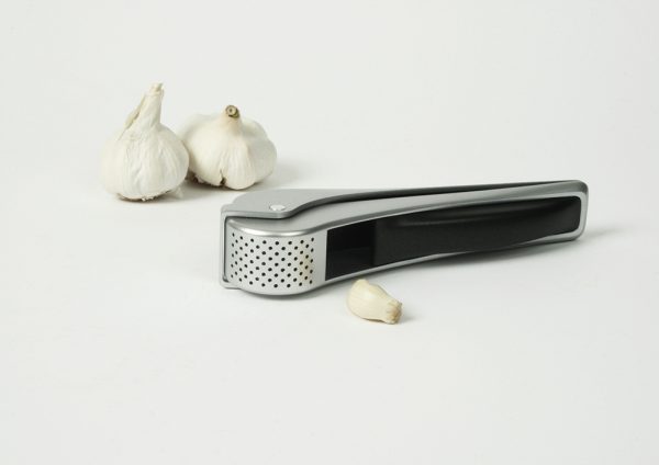 self-cleaning garlic press by ivan zhang