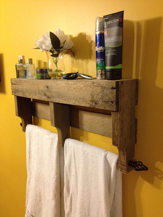 DIY wood pallet towel rack has plenty of bathroom storage space.