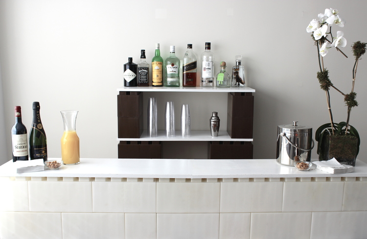 A home bar made of white and brown EverBlocks that resemble giant LEGOs.