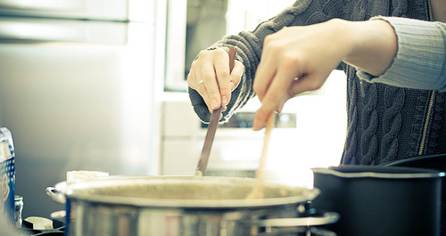 To share a small apartment with a fiance, cook together.