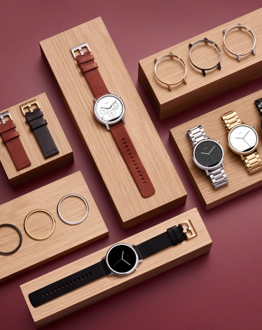 A Moto 360 smartwatch by Motorola is a perfect Valentine's day gift for fiance. 