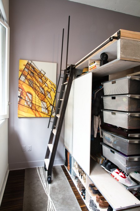 The Domino Loft system has convenient storage space and shelves to store your clothes, shoes, accessories, and more.