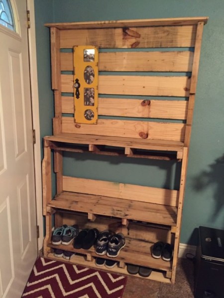 A shoe rack made from two used wood pallets is an easy way to store shoes, slippers, sandals, boots, and more.