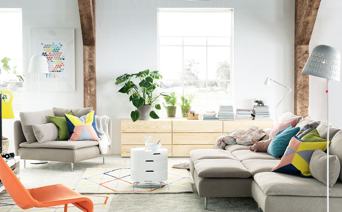 A stylish and space-saving IKEA SODERHAMN sofa with chaise in a stylish living room.