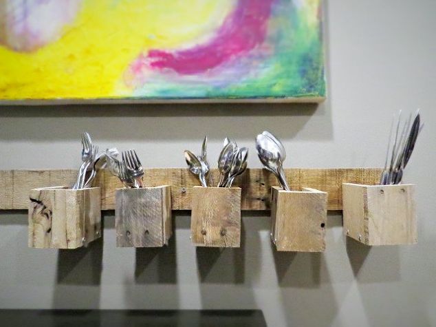 cheap diy kitchen storage hack: wall-mounted wood pallet silverware holder