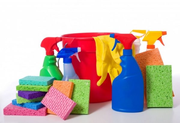 cleaning supplies for moving out of your house and into a new house