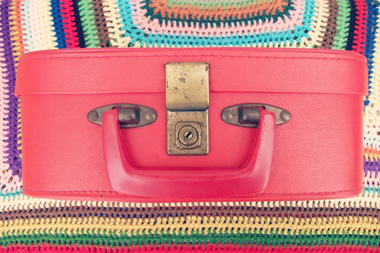 https://www.clutter.com/blog/wp-content/uploads/2016/11/15182514/small-red-suitcase-e1479252326635.jpg