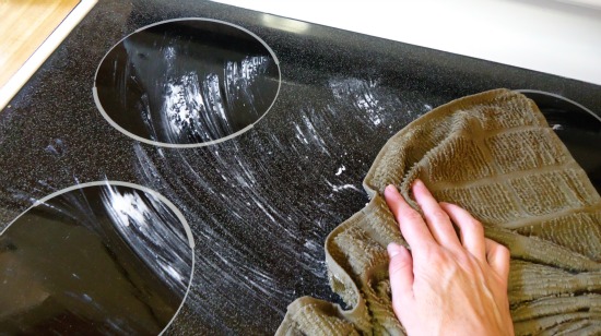 clean a glass stove top with baking soda and a wet cloth