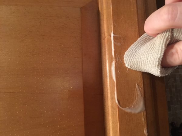 how to remove grease from cabinets: wipe them with a rag dipped in baking soda, dish soap, and