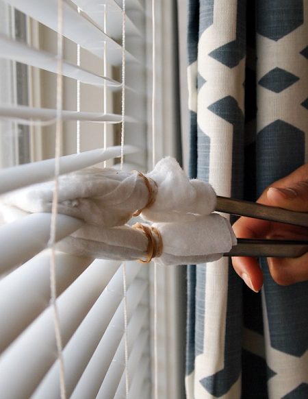 clean blinds in half the time with swiffer sweeper clothes rubber banded around tongs