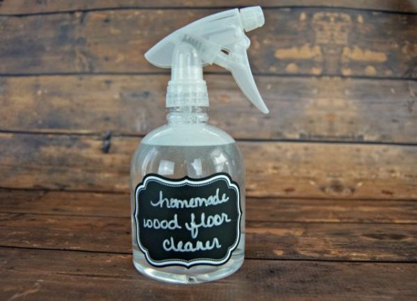 mom 4 real's homemade wood floor cleaner in a spray bottle is made of water, vinegar, isopropyl alcohol, and dish soap