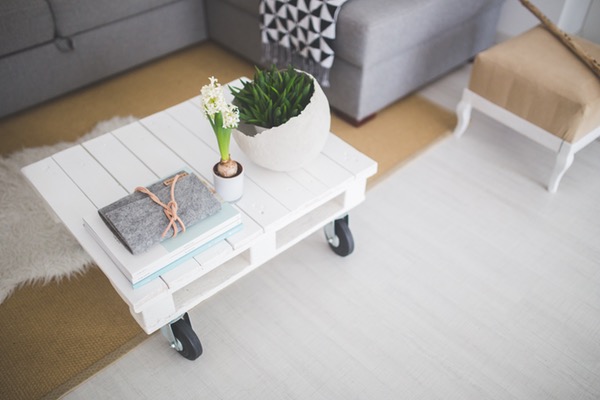 white wood pallet coffee table with wheels in a clean living room