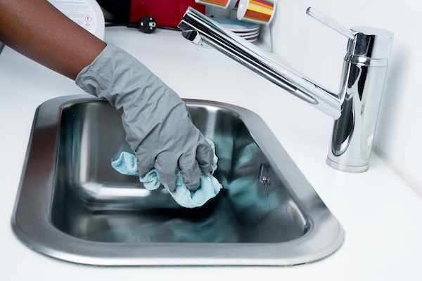 cleaning the kitchen sink