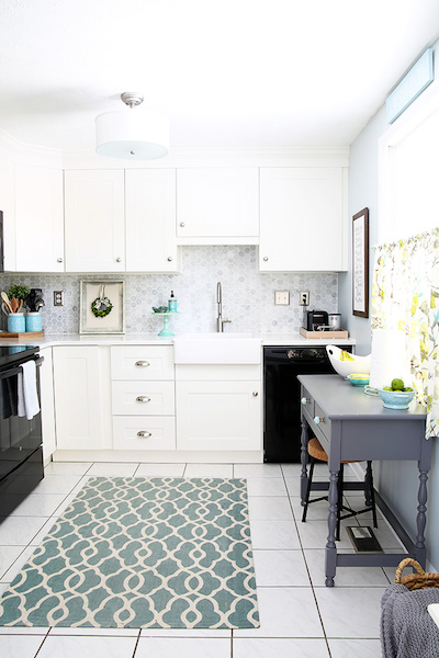 a full, spacious and open kitchen