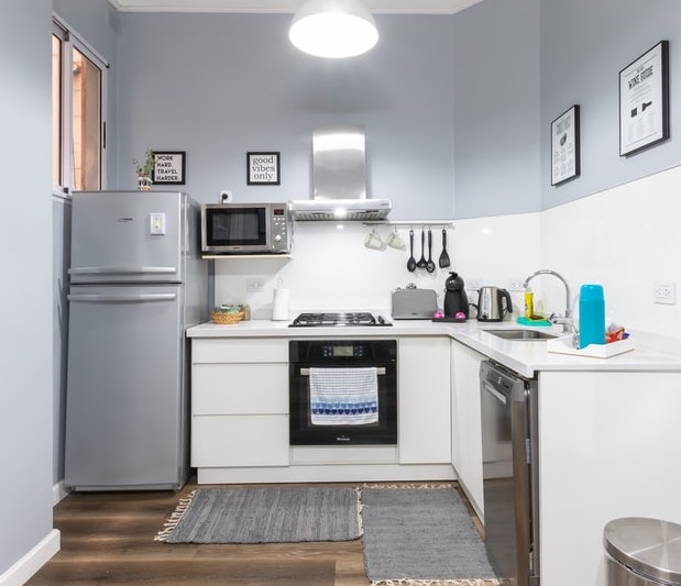 A clean kitchen with pristine appliances 