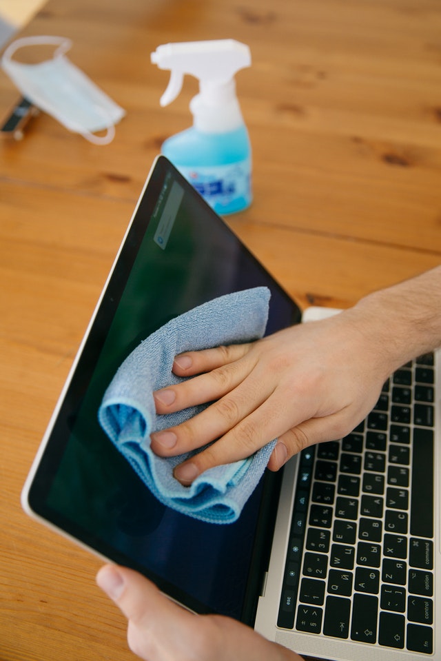 Cleaning an electronic screen with a microfiber cloth