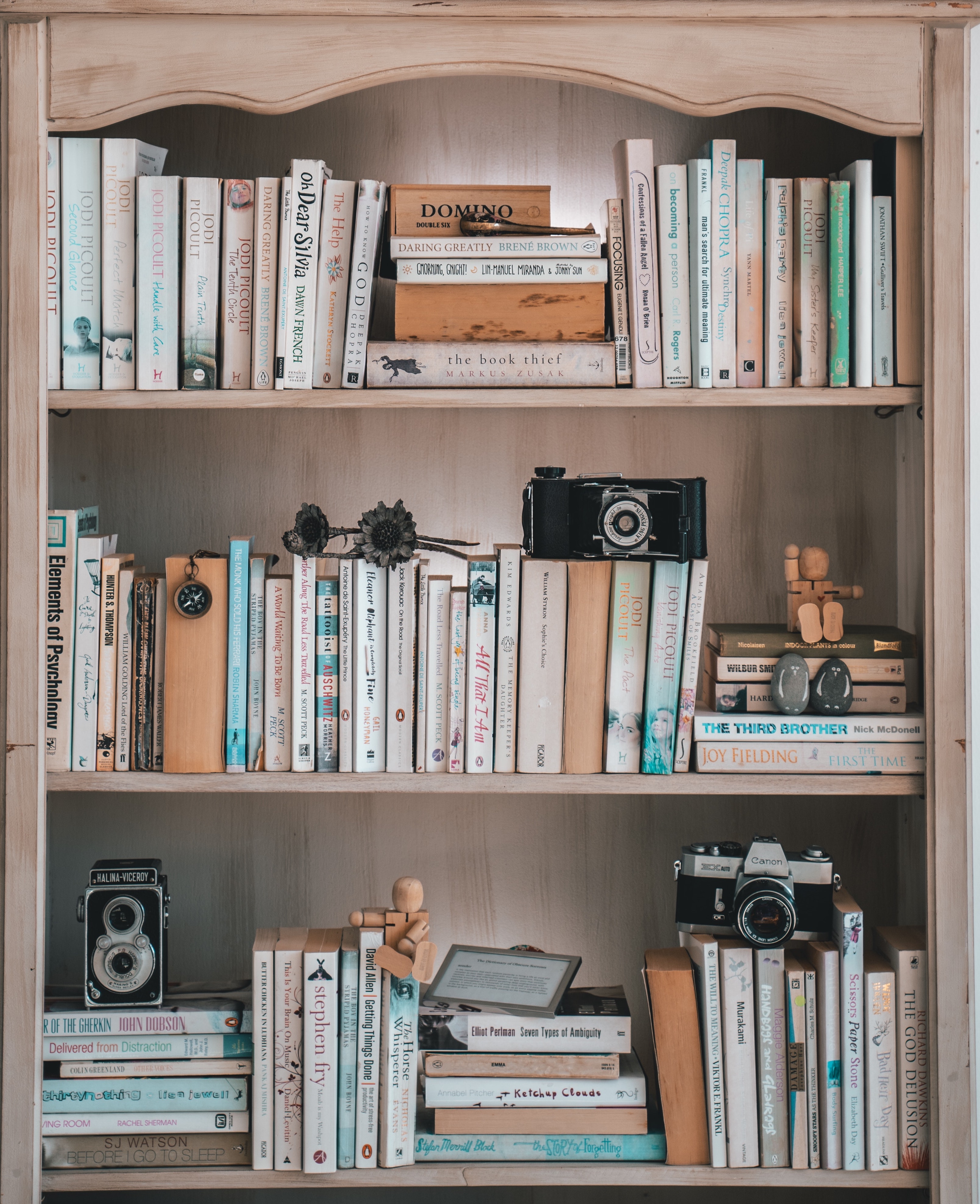 10 Ways to Store Books in Small Homes