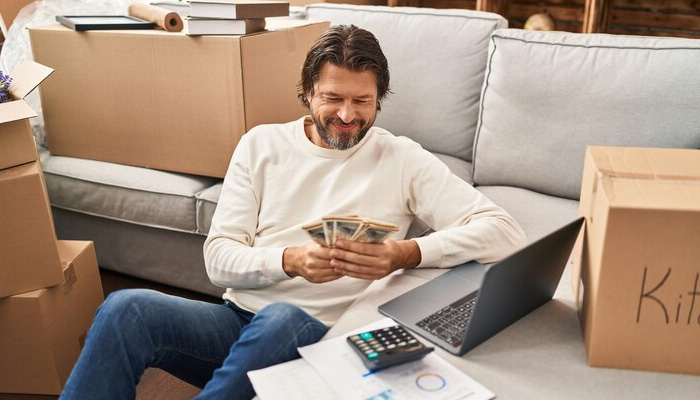 man checking out moving cost to Chicago